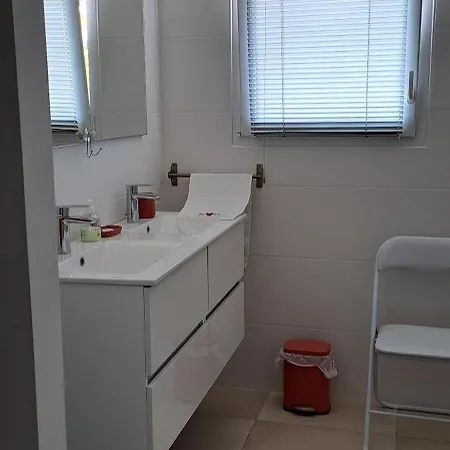 Jolie Dans Un Endroit Paisible, à 3 Mn De La Et De La Montagne *