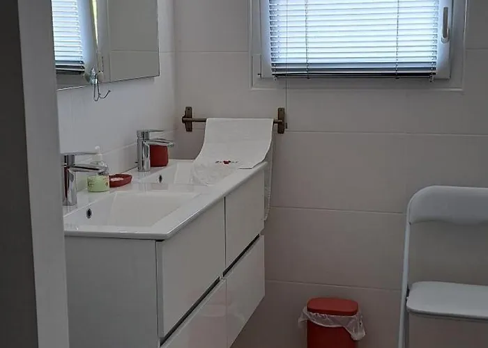 Jolie Dans Un Endroit Paisible, à 3 Mn De La Et De La Montagne *